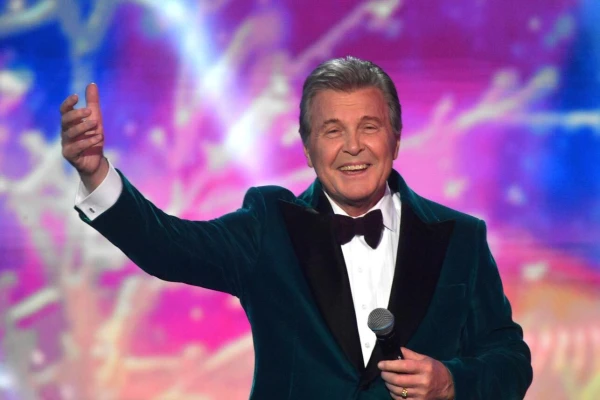 Levs Leščenko sajuta sevi kā Nastasju Voločkovu