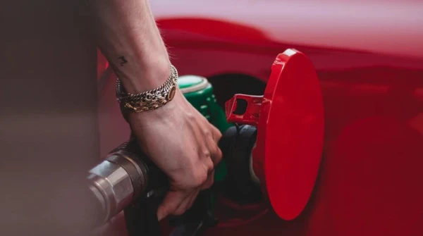 Rīgā paaugstinājušās benzīna cenas: tagad tas ir dārgākais starp Baltijas valstu galvaspilsētām