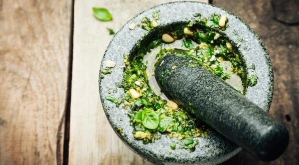 Kā pagatavot tradicionālo pesto mērci