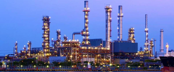 Нефтеперегонный завод в Малайзии.