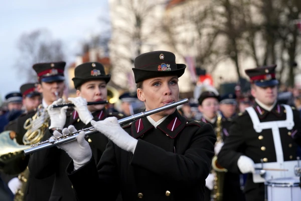Pirmo reizi piedalās «ātrā palīdzība» - šodien Rīgā - militārā parāda ģenerālā mēģinājums