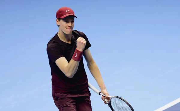 Janniks Sinners uzvarēja ATP Fināla čempionātā, uzveicot Karlosu Alkarasu. Itālim unikāls sasniegums