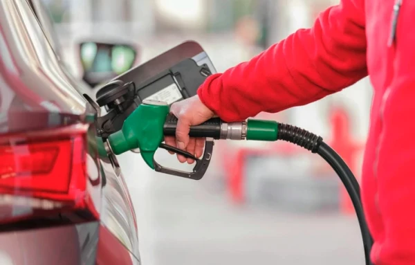 ASV cenas par benzīnu pieauga sankciju un uzbrukumu dēļ Krievijas naftas pārstrādes rūpnīcām