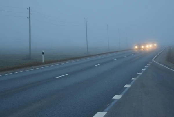 Daudzviet autoceļi ir sniegoti un apledo