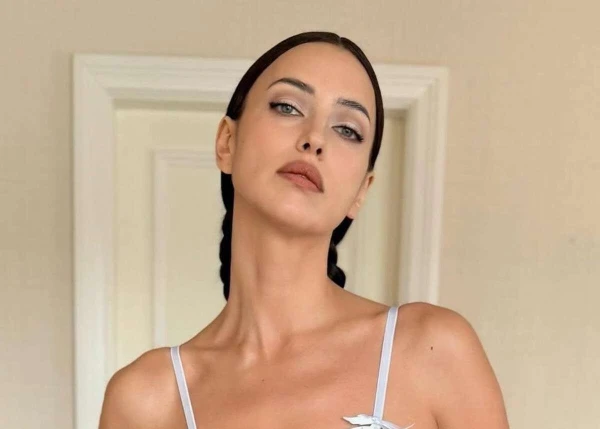 Но лучше всего она смотрится с минимумом одежды.