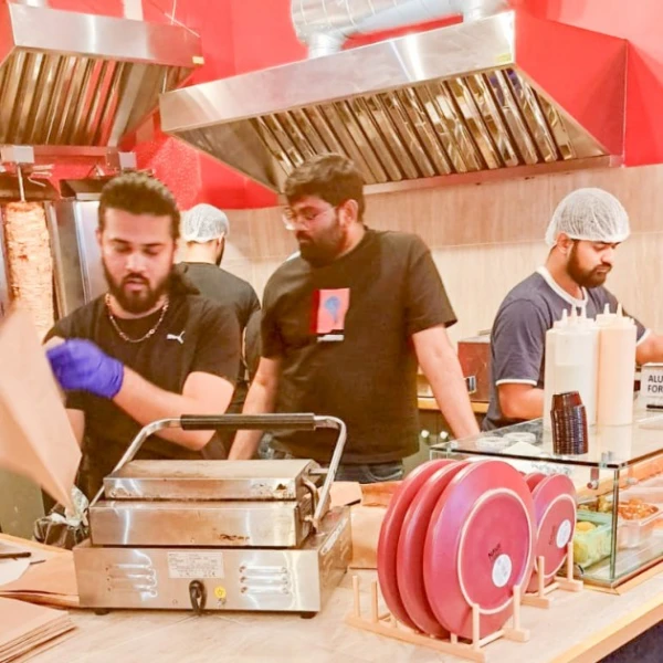 Sensācija! Indieši no kebabu restorana Daugavpilī sākuši runāt latviski