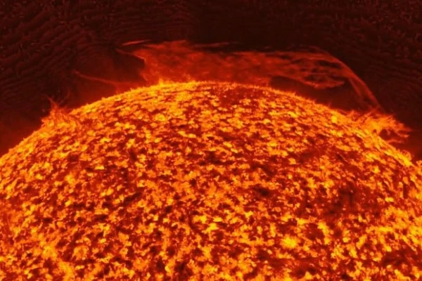 Kas notiek!? No Saules atdalījies gabals, kas ir 80 reizes lielāks par Zemi