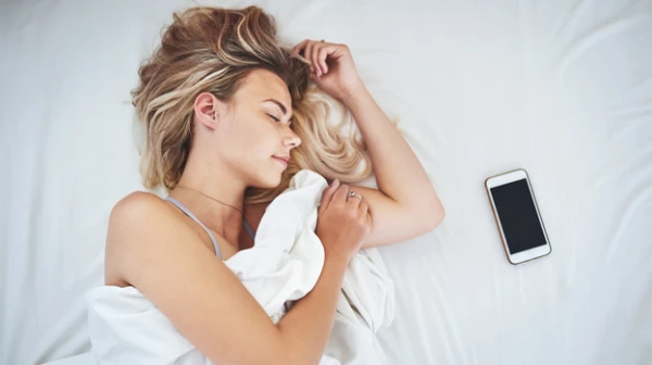 Veselīgs miegs: 5 lietas, kuras nekad nedrīkst darīt gultā