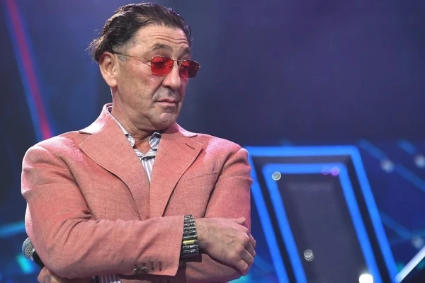 Популярный певец решительно завязал.