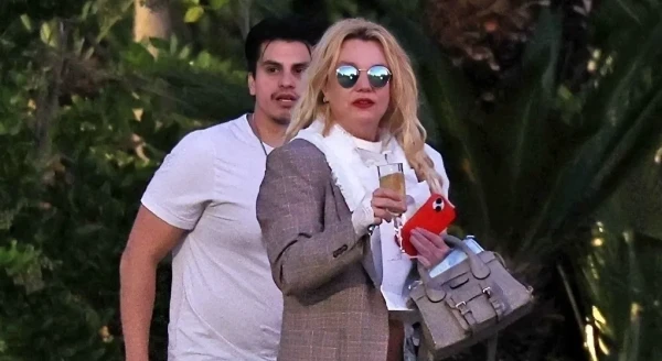 Трудно поверить, что это былая звезда.