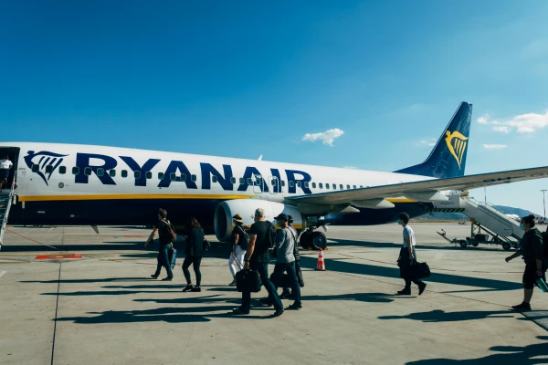 Un ja katram - pa pampersam? Ryanair joko sociālajos tīklos, bet daudziem tas nav smieklīgi