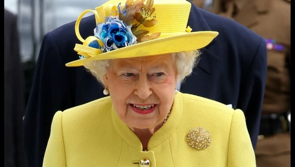 Starp Epšteina klientiem atrasta Elizabete II