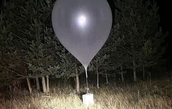 Kontrabandas balonu dēļ atkal pārtraukta satiksme Viļņas lidostā