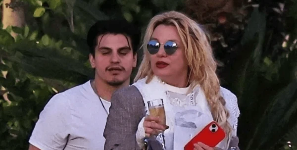 Britnija Spīrsa paziņoja, ka vēlas aizbraukt no ASV pēc jaunajiem paparaci attēliem