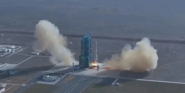 Ķīna nosūtījusi glābšanas misiju orbītā astronautiem, kas iestrēguši kosmosā