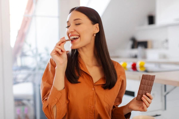 «Gribu šokolādi!» Psiholoģe izskaidroja, kāpēc stresa laikā gribas saldumus