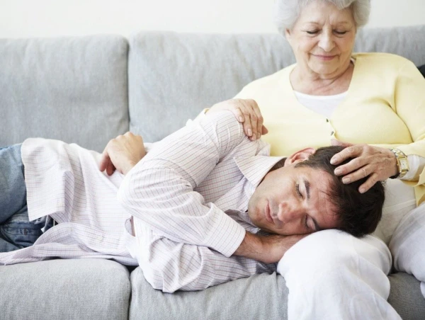 Kā mātes aprūpe pārvērš dēlus vīriešos, kuri nav gatavi atbildībai