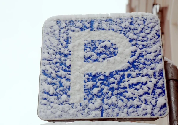 Par stāvvietu centrā - 25 eiro stundā. Valsts ierēdņiem - bijušais premjers