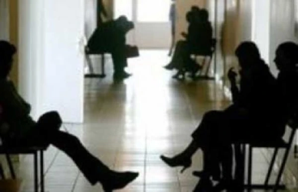 Veselības aprūpes pakalpojumu grozu ieteicams atlikt vēl uz pusgadu