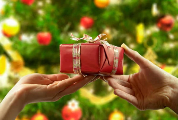 8 aizliegti dāvanas: ko nevajadzētu dāvināt, lai nenāktu nepatikšanas