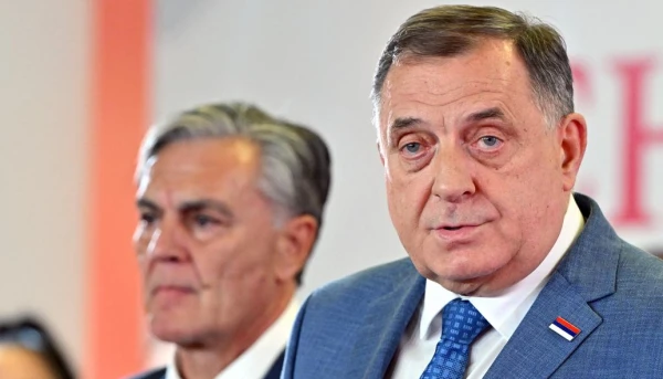 Избранный президент РС Синиша Каран и смещенный с этого поста Милорад Додик.