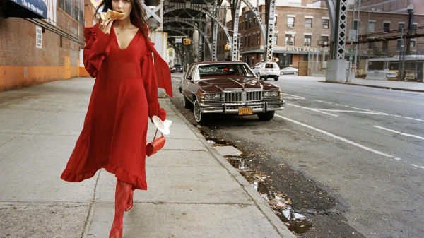 Sarkana krāsa padara sievietes ievērojami pievilcīgākas