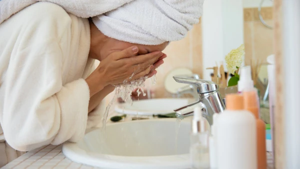 Kā izvēlēties ūdeni sejas mazgāšanai: dermatologa padomi