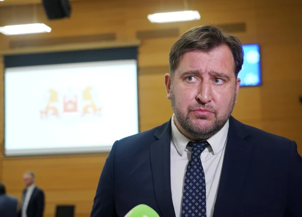 Turpinās iztiesāt krimināllietu pret Rīgas domnieku Brēmani par 102 721 eiro izkrāpšanu diplomāta karjeras laikā