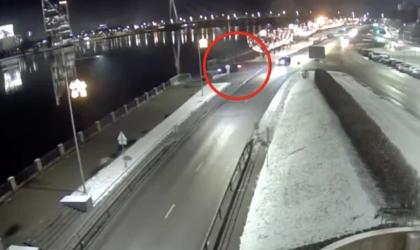 Glābēji meklē vakar Daugavā nogrimušu auto. Automašīnā atradusies sieviete