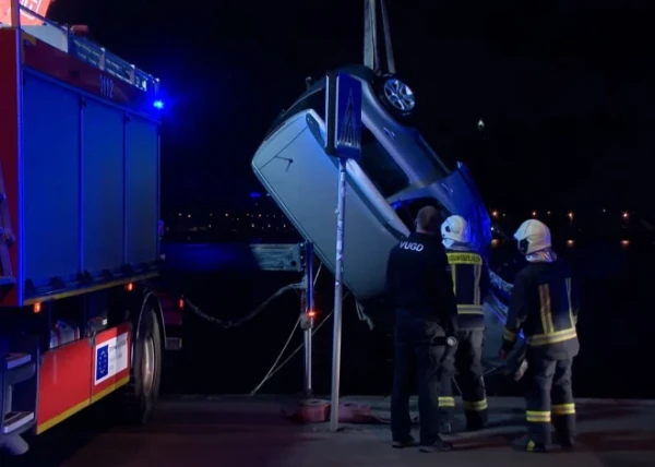 Traģēdija uz krasta: pagājušajā gadā automašīna tieši tāpat iebrauca Daugavā