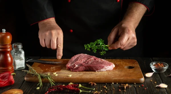 Šefpavāri ieteica labāko veidu, kā pagatavot maltu gaļu — tā sanāk maigāka nekā parasti