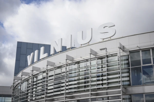 Viļņas lidostā atsākta kontrabandas balonu dēļ apturētā satiksme