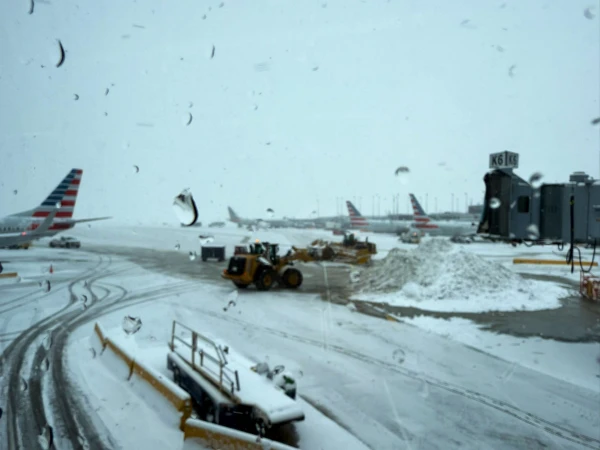 Pēc spēcīgas snigšanas Čikāgas lidostā kavējas un atcelti simtiem reisu