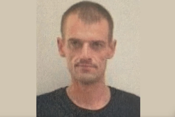 Policija meklē no Sarkandaugavā avarējuša auto aizbēgušu vīrieti