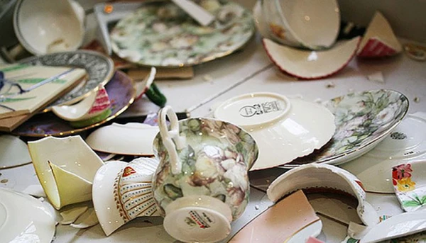 Čības, saplēsta trauki, palma: lietas, kuras nedrīkst glabāt mājās