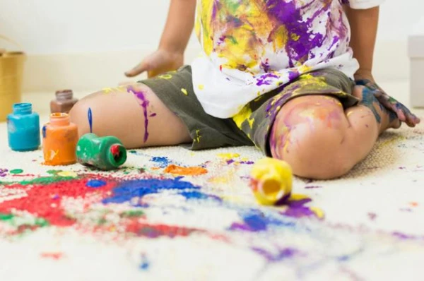 Kā noņemt guašu no apģērba?