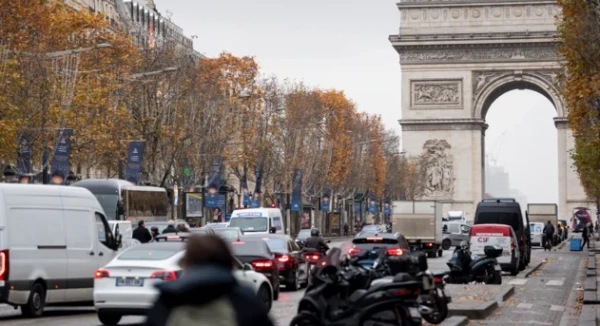 Елисейские поля - возможно, худшее место для стоянки на Земле.