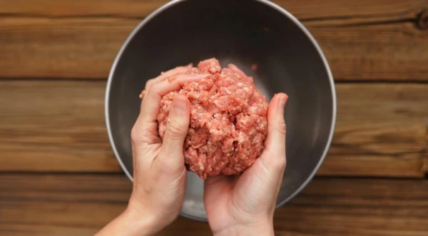 Kāpēc maltajam gaļai kotletēm pievieno gāzētu ūdeni: dzīves hacks sulīguma nodrošināšanai