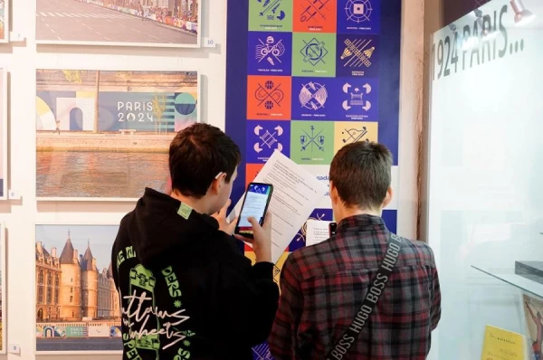 «Klasē meitu sauc par bomzi…» Mamma spiesta pārkāpt saviem principiem, lai bērnu skolā nezākātu