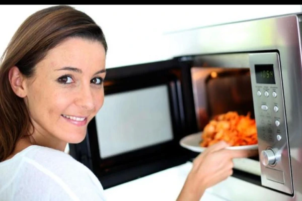 Mikroviļņu krāsns jubileja: no radaru izstrādes līdz kulinārijai