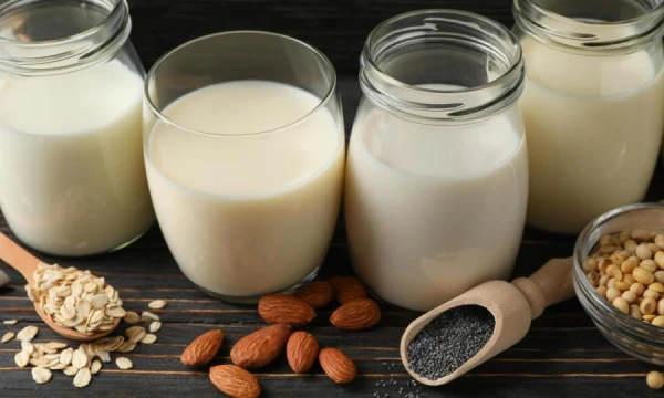 Pediatrs izskaidroja, kāpēc tēja ar pienu ir noderīga