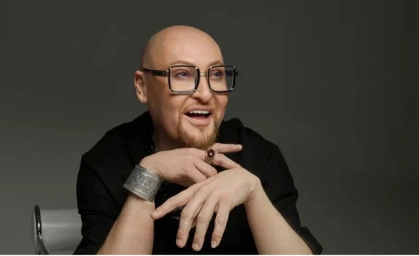 Его настоящее имя - Александр Владимирович Медведев.