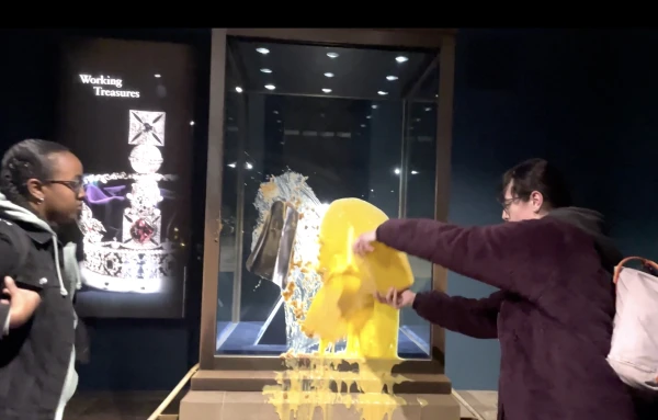 Protestētāji Londonas Tauerā apķēpājuši kroņa vitrīnu