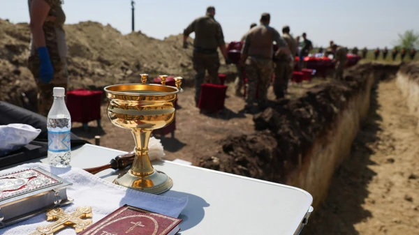 Население страны делает вид, что не замечает ежедневных похорон.