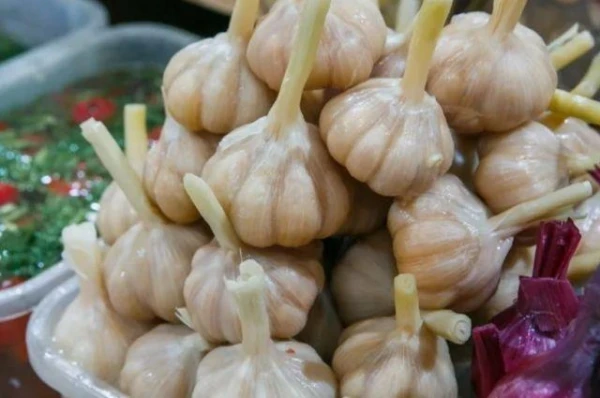 Kā ātri un lēti marinēt ķiplokus?