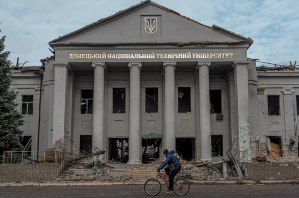 Бывший прославленный вуз города.