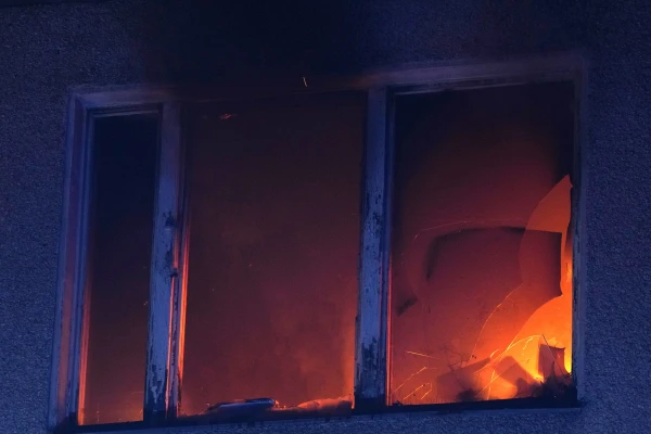 Svētdien ugunsgrēku dēļ no dzīvojamām mājām evakuējušies vairāki desmiti cilvēku