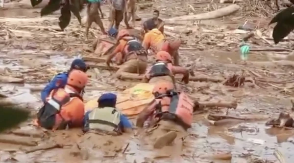 Bojāgājušo skaits plūdos Indonēzijā tuvojas 1000