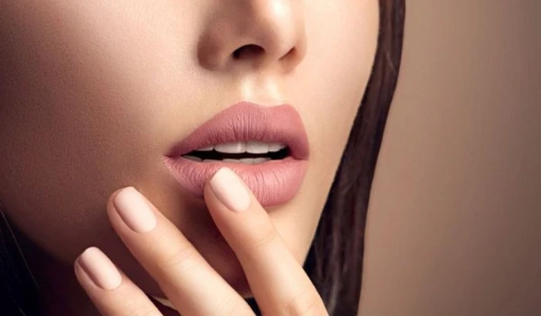 Lai iegūtu noturīgu rezultātu: kā pareizi uzklāt matētu lūpu krāsu, lai tā izskatītos nevainojami