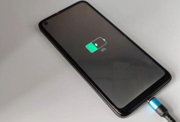 Kāpēc eksperti neiesaka uzlādēt telefonu un planšeti naktī?